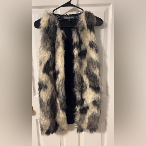 Almost Famous Jackets & Blazers - Almost Famous Faux Fur Vest size small
